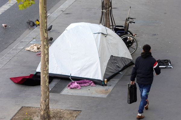 Une tente de sans-abri à Paris, dont certains seront bientôt logés dans la région rennaise