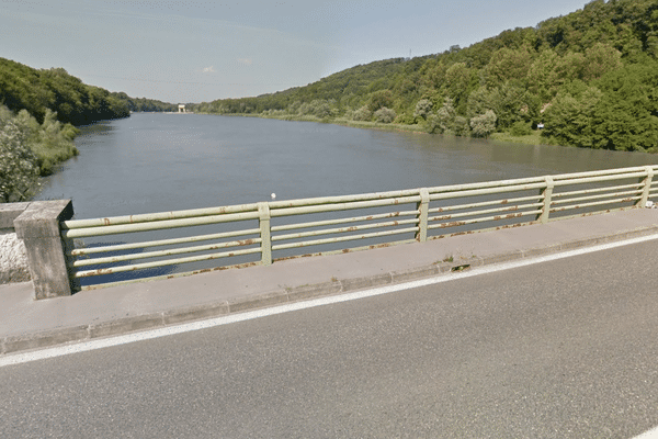 À Saint-Romans, le pont de la RD518 enjambe l'Isère. 