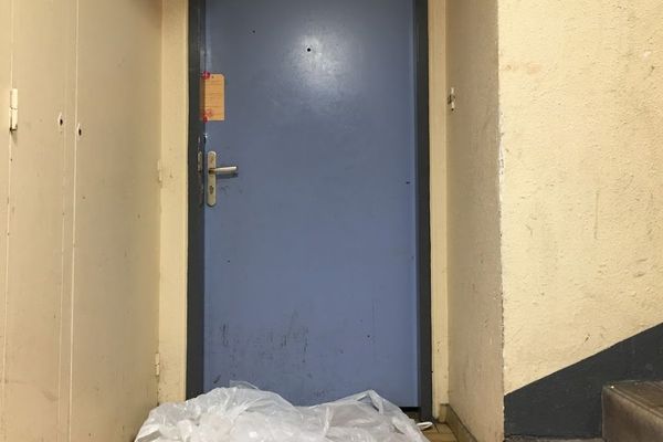 La porte de l'appartement de la famille d'Ivenson, à Aniche, où l'adolescent a été tué.