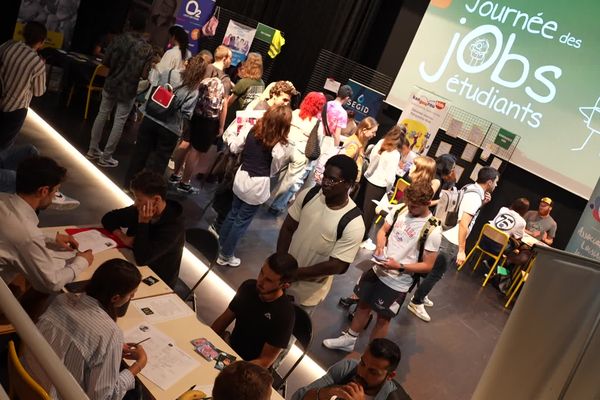 Plus de 400 jobs d'étudiants étaient proposé lors d'une bourse de l'emploi organisée le 3 septembre à la Maison de l'étudiant de Caen