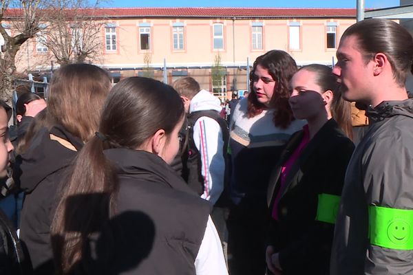 Au lycée Vincent Auriol de Revel en Haute-Garonne, depuis 6 ans, des élèves "brassards verts" peuvent intervenir auprès des plus jeunes pour régler des conflits du quotidien et faire de la prévention sur le harcèlement.