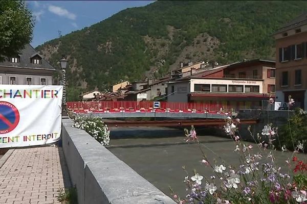 Le chantier du nouveau pont Maisel de Moûtiers est déjà bien avancé. Sans pilier central, il permettra de sortir de la zone inondable une partie des logements situés en aval le long de l'Isère.