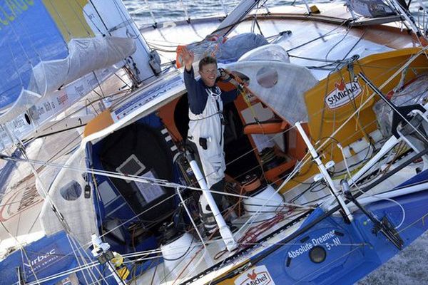 Dick en tête !  Le dernier pointage communiqué indique en effet que le skipper français, sur son bateau St-Michel-Virbac, est passé devant Alex Thomson et Armel Le Cléac'h.