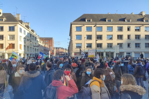 Peu avant 15 heures, près de 500 personnes s'étaient regroupées sur la place de la "Macu" d'Amiens, ce samedi 28 novembre.