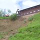 La colline d'une dizaine de mètres s'est effondrée juste devant la bergerie, laissant le bâtiment intact.