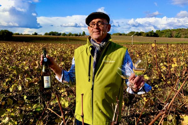 Avec le changement climatique en cours, Jean-Michel Poiron, à Château-Thébaud en Loire-Atlantique, cultive et vinifie avec bonheur le cépage petit manseng, originaire du Béarn