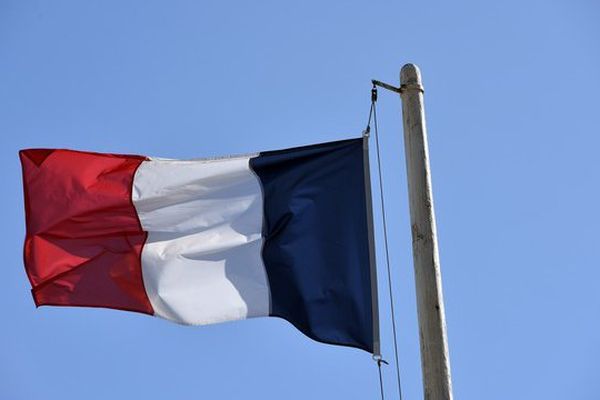 Le drapeau de la sous-préfecture de Brive pour encourager l'équipe de France de football