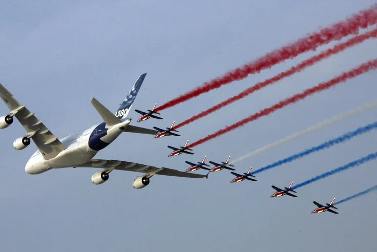 La Famille Airbus Accompagnee Par La Patrouille De France Dans Le Ciel De Toulouse Pour Feter Les 50 Ans De L Entreprise