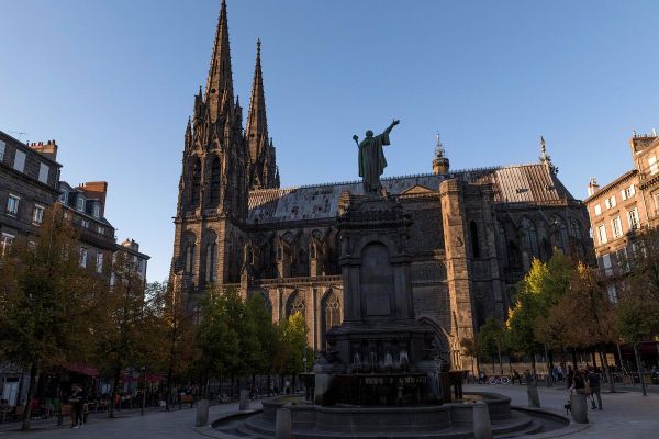 Après l'incendie de la cathédrale Notre-Dame de Paris, le système de sécurité de la cathédrale de Clermont-Ferrand a été renforcé, et d'autres améliorations sont prévues.