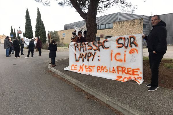 Raissac-sur-Lampy (Aude) - manifestation contre l’installation d’une antenne relais de téléphonie à proximité d’un lotissement - 2 janvier 2023.