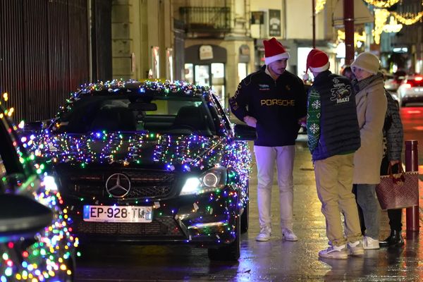 Nicolas Richard et Théo Jeannerey, deux habitants de Vesoul (Haute-Saône), ont décoré leurs voitures à l'approche de Noël.