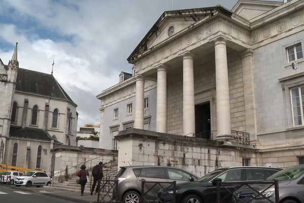 le procès a lieu à la cour d'appel de Pau ce jeudi 2 mai 2024.