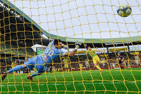 Le but de Sala sur penalty lors de la rencontre entre le FC Nantes et Angers SCO le 17 décembre 2017