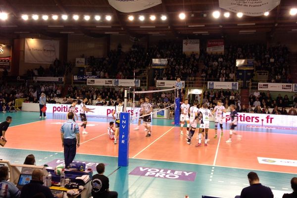 A la salle Lawson-Body, le Stade Poitevin a été battu par Tours (0-3).