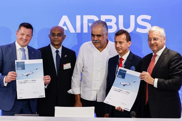 Christian Scherer (à droite sur la photo), 62 ans, directeur général des avions commerciaux, activité phare d'Airbus, venait d'être nommé en janvier 2024.