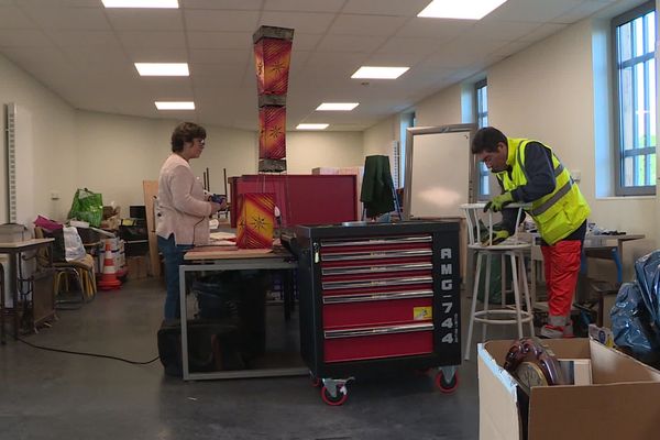 Dans l’atelier de la recyclerie de Saint-Antoine-du-Rocher, certains objets sont détournés ou le design amélioré pour les rendre uniques.