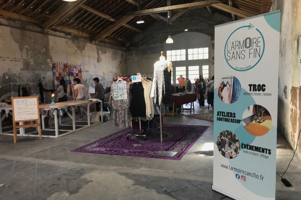 "L'armoire sans fin" est installée dans les anciennes casernes Beaumont à Tours jusqu'au 18 juin.