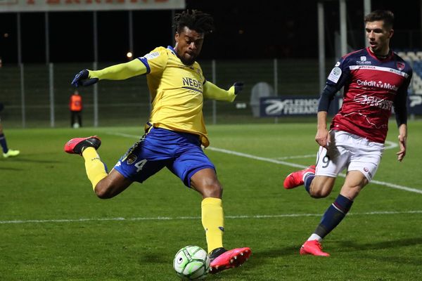 Le Clermont Foot 63 lors de son dernier match victorieux de la saison contre Sochaux, le 6 mars. Lors de l'arrêt de la compétition, la Clermont Foot 63 était classé 5e de la compétition, et pouvait prétendre jouer les barrages et les play-offs d'accession à la Ligue 1.