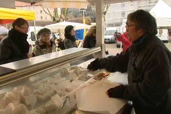 Régine vient tous les samedi sur le marché de Grenoble, vendre les produits du GAEC du Trièves