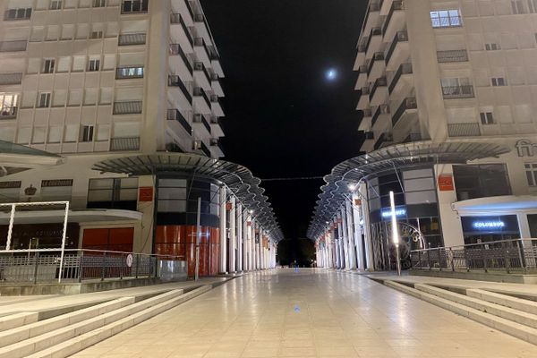 Première nuit de couvre-feu à Pau, la place Clémenceau est déserte. 