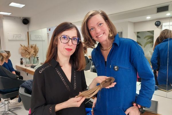 Sophie Fay, coiffeuse, a coupé 50 cm de cheveux à Hélène Périssin-Périsset qu'elle s'est empressée de donner pour Octobre rose.