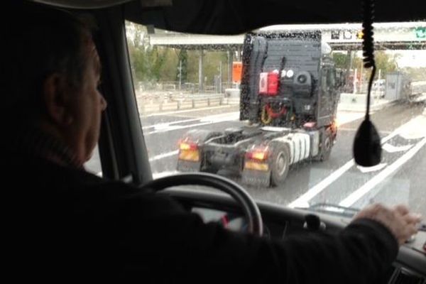 Au poste frontière du Perthus, sur l'A9, les transporteurs routiers ont distribué des tracts