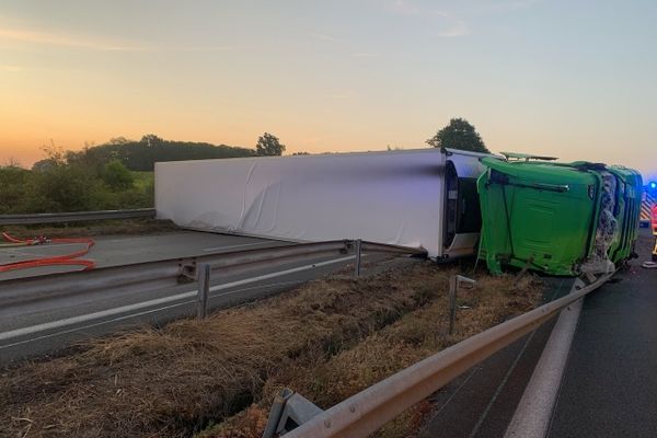 Le chauffeur de poids-lourd s'est endormi au volant, il n'est pas blessé.