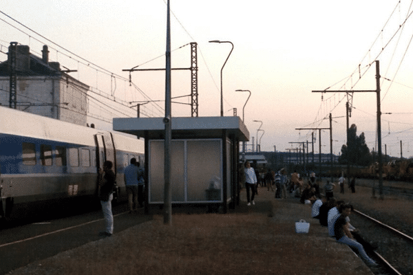 Un TGV sur la ligne Bordeaux-Paris à l'arrêt pendant plusieurs heures, le vendredi 27 mai 2016.