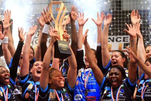 Paris, le 25 avril 2015. Finale de la coupe de France de handball féminin Metz-Nimes : les Messines remportent leur 7e trophée.