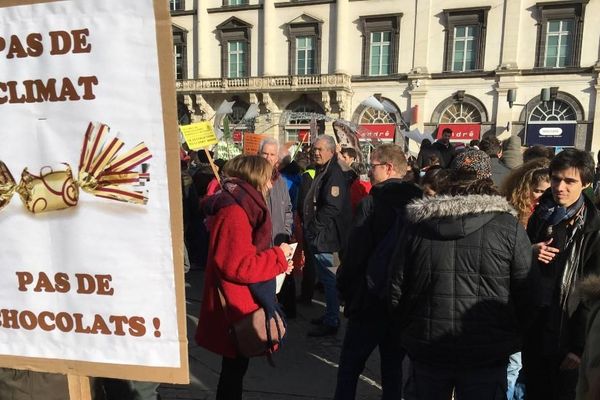 2.000 personnes et de nombreuses pancartes plus originales les unes que les autres étaient visibles dans Clermont-Ferrand le 8 décembre, à l'occasion d'une marche pour le climat.