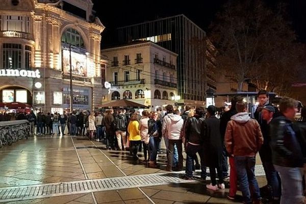 Une file d'attente impressionnante d'amateurs venus voir Star Wars au cinéma Gaumont sur la place de la Comédie en centre-ville de Montpellier - 16 décembre 2015