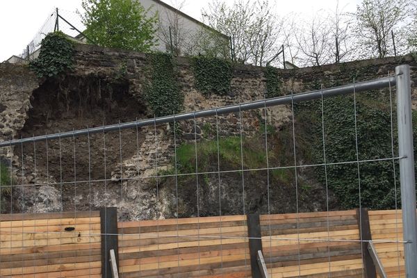 Secteur de Bellevue, à Clermont-Ferrand. Après le glissement de terrain de dimanche, plusieurs tonnes de gravats menacent de s'effondrer.