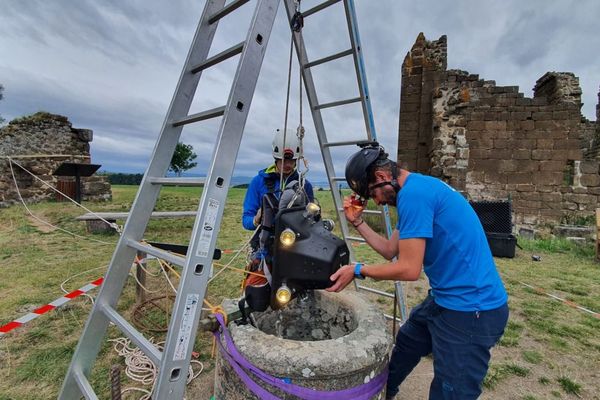 Des spécialistes de l'image numérique 3 D prospectent  les cavités souterraines de la forteresse de Polignac en Haute-Loire. 