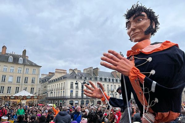 Carnaval de Rennes. Des paillettes, confettis et de la musique dans les rues