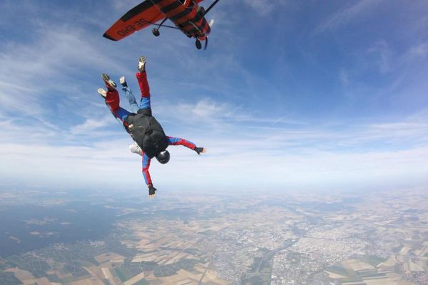 Saut en parachute au-dessus de l'aérodrome de Prunay. Au loin, Reims.