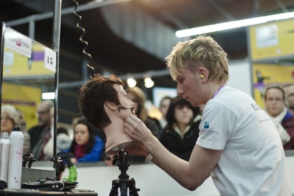 C'est le dernier salon où l'on cause! Les abords du stand "coiffure" ne désemplissent pas depuis l'ouverture des 42ème Olympiades des Métiers à Clermont-Ferrand. Il faut jouer des coudes pour admirer le travail des artistes.