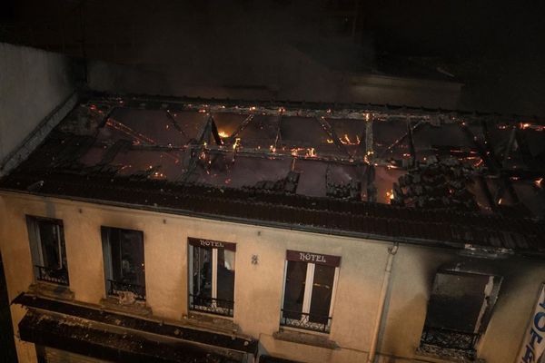 En tout, les 150m² de la toiture de l'hôtel désaffecté situé à Saint-Denis ont été détruits.