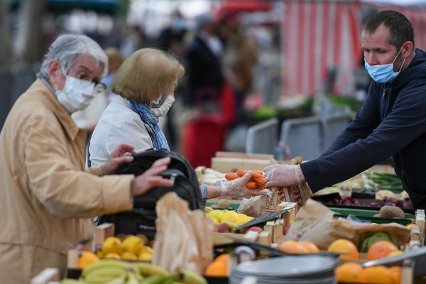 D’après un sondage, les Français privilégient d’abord le local pendant la crise du Covid-19 : 45% des personnes interrogées disent acheter des produits alimentaires locaux ou de leur région.