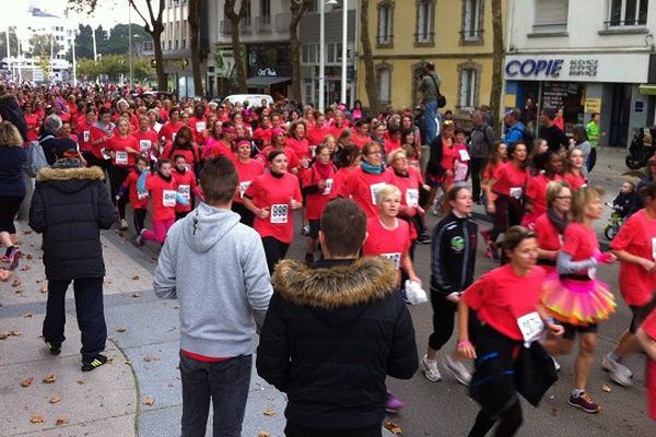 Des milliers de participantes dans les rues de Lorient pour la Lorientaise en soutien à la lutte contre le cancer du sein