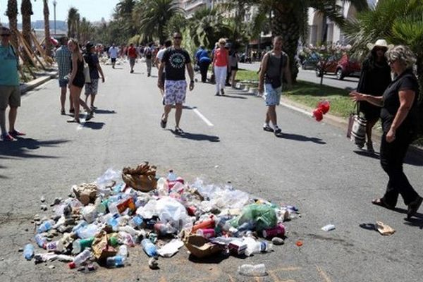 Un monticule de déchets --bouteilles en plastique vides, pierres, paquets de cigarettes ou mégots-- se trouve près de l'endroit où le camion du jeune Tunisien a fini sa course.
