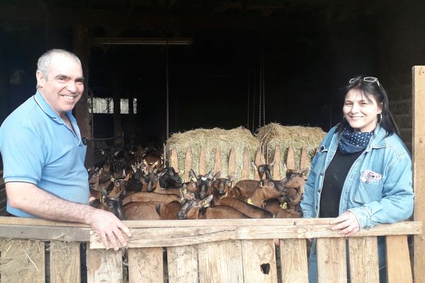 Sandrine et Christian, anciens employés de la mairie de Caylus, ont décidé de vivre leur rêve et fabriquent du fromage de chèvre à la ferme du pech de Rondols depuis deux ans et demi