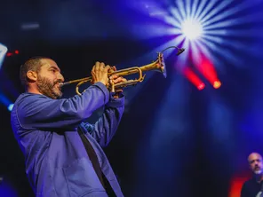 Une partie des recettes du concert d'Ibrahim Maalouf au Théâtre de la mer à Sèté  était destinée à l'association Astrid MRCPI. Une association Sétoise qui se mobilise pour les enfants atteints de maladies cardio pulmonaires rares et qui permet de financer notamment le service de cardiologie infantile du CHU de Montpellier