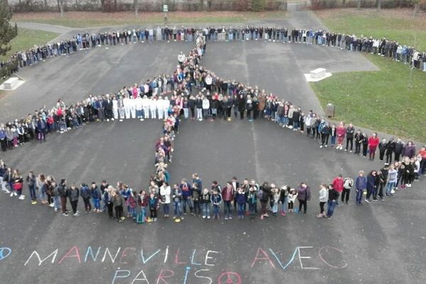 Dans le collège Louise Michel de Manneville sur Risle, les élèves ont formé le symbole qui fait le tour des réseaux sociaux depuis les attentats : la Tour Eiffel encadrée dans le signe Peace and Love.