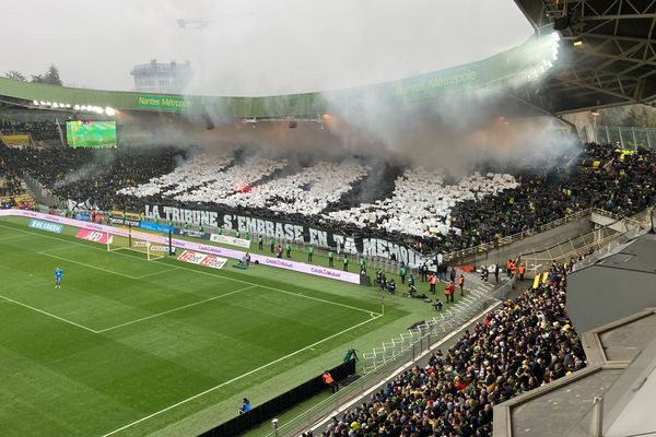 Dans la tribune, pendant le match, l'hommage des supporters à Maxime se poursuit