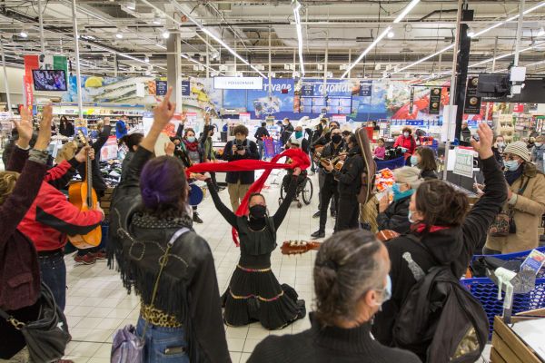 La CIP, en concert commando au Carrefour Chalezeule à Besançon.