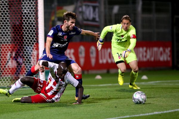 Wissa, auteur du premier but ajaccien dans la défense de Valenciennes.