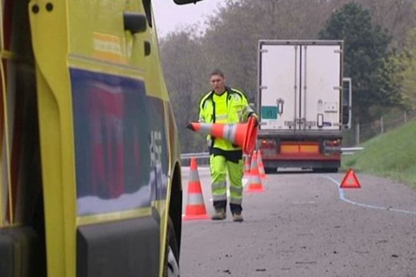 Un agent dispose un balisage après la panne d'un camion sur l'autoroute. Archives 20 avril 2012