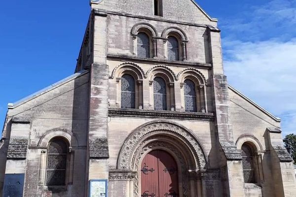 LÉglise Saint-Pierre de Lion-sur-Mer, dans le Calvados, est la victime des fientes de pigeons.