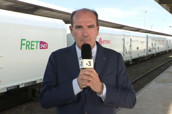 Le Premier ministre Jean Castex répond aux questions de Florent Hertmann, journaliste à France 3 Occitanie, lors de l'inauguration du nouveau train Perpignan-Rungis. Perpignan (Pyrénées-Orientales) - Vendredi 22 octobre 2021.