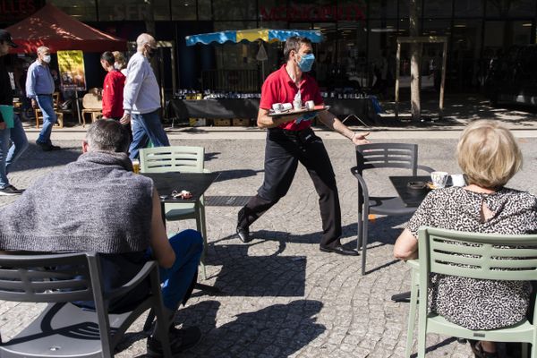 Distanciation sociale en terrasse d'une brasserie à Chambéry en Savoie. 